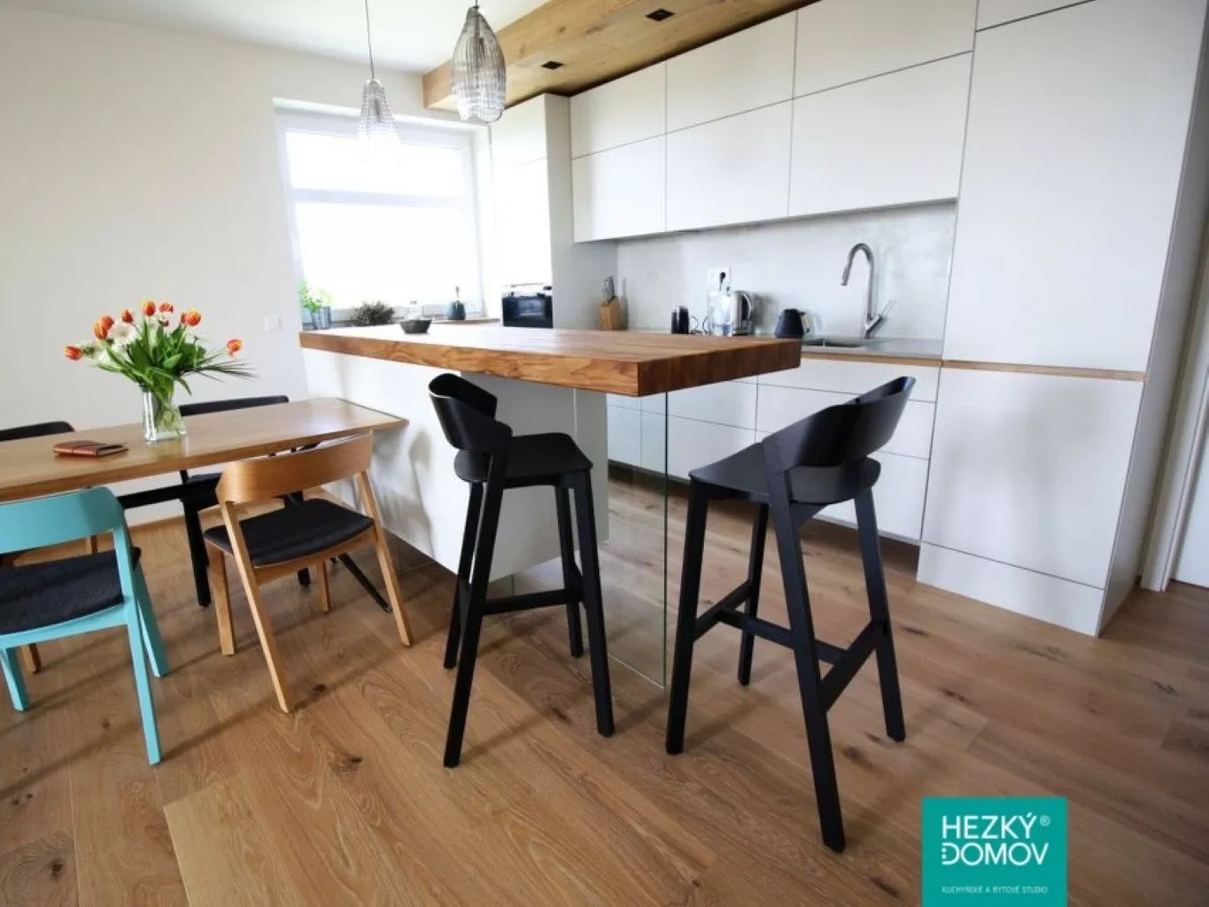 Úložný prostor pod barem